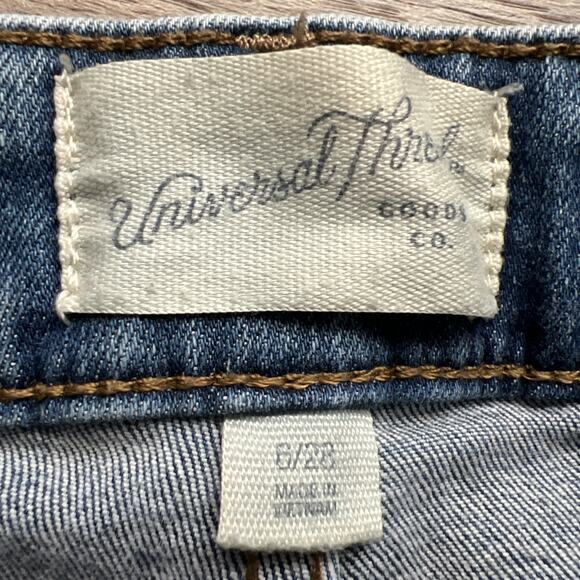 Universal Thread High Rise Midi Jean Shorts Women's 6/28 Blue Frayed Distressed - Picture 3 of 10